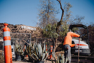 工人在户外进行施工操作