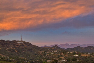 洛杉矶黄昏下的山峦美景
