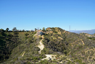 山间徒步小径上的人群