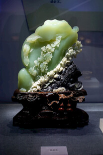 翠绿玉雕摆件精美绝伦