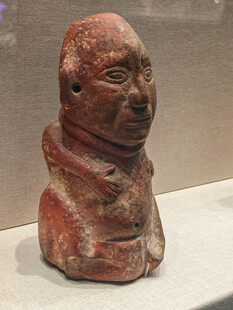 古老陶制人像雕塑