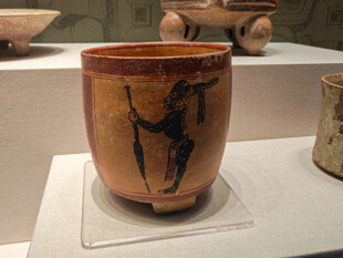 陶罐上的古老人物图案