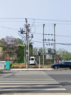 路边电力设施与车辆场景