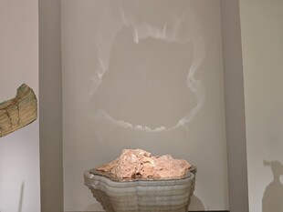 墙边篮子内堆放的浅色物品