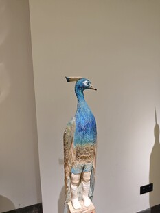 蓝绿孔雀雕塑艺术品展示