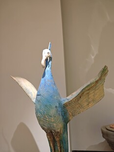 蓝色展翅孔雀雕塑