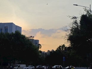 黄昏城市街道景象