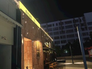 夜晚街边的亮眼店铺