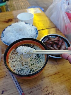 木桌前享用美味家常面食