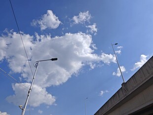 蓝天飘白云下的建筑一角