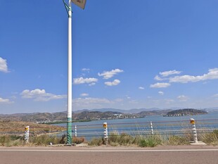 湖畔路灯风景