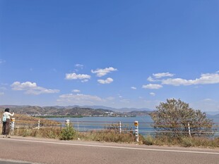 湖畔公路旁的美丽风景