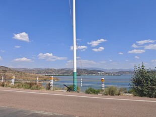 公路旁的开阔湖景风光