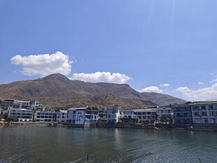湖畔山城美景