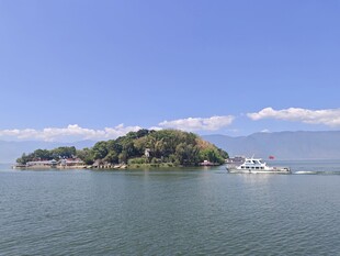 湖中小岛风光
