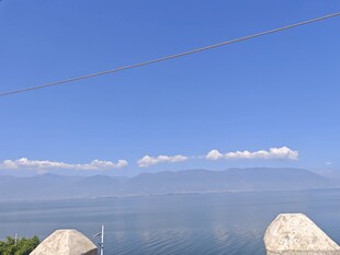 湖畔蓝天远景