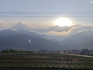 日出时分的田园与远山景色