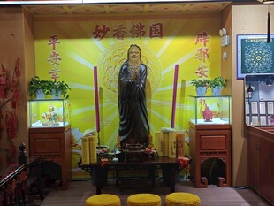 室内供奉的庄严佛像