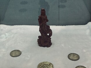 红色雕像与圆形物件展示