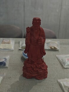 红色雕像展示于桌面