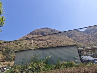 山脚下的小屋与蓝天