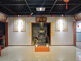 中式室内供奉神像场景