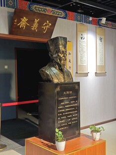 室内鲁迅半身雕像展示