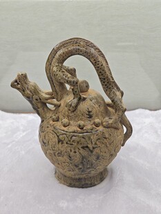 龙形装饰古老陶制执壶