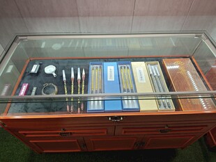 展示柜中的多样工具