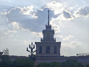 高耸塔楼与天空中的云朵