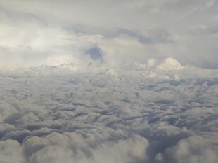高空俯瞰云海壮丽景观