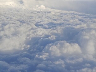 高空俯瞰蓬松云海美景