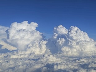 高空俯瞰蓬松洁白云朵