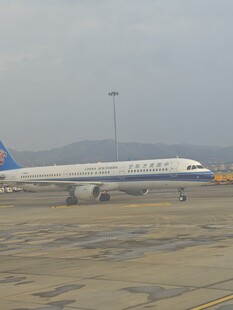 机场停机坪上的大型客机