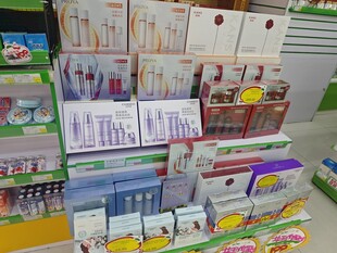 货架上琳琅满目的文具