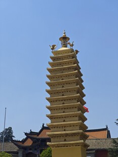 金色宝塔矗立蓝天之下