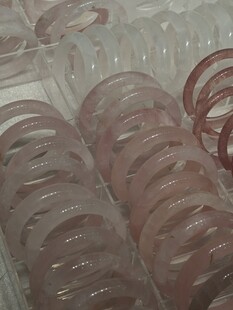 透明红色塑料环整齐排列