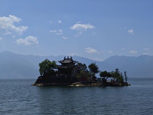 湖中小岛风光秀丽