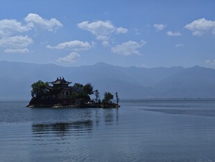湖中小岛风景秀丽