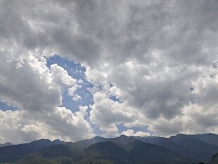 山间云隙中的蓝天美景