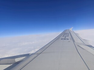 飞机机翼视角的高空美景