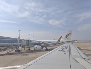 飞机视角下的机场景象