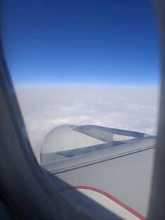 机窗外的蓝天与机翼