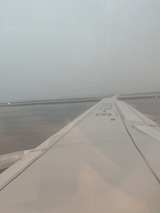 飞机机翼视角下的机场景象