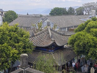 古建院落中游人穿梭