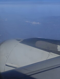 飞机机翼视角的高空景观