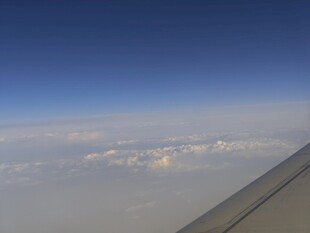 机窗外的蓝天与云海