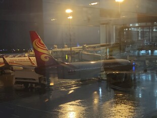 雨夜机场的停靠飞机