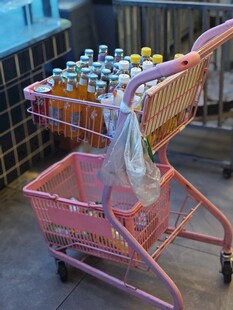 满载饮料的粉色购物车