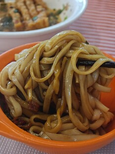 橙色碗中的美味劲道面条